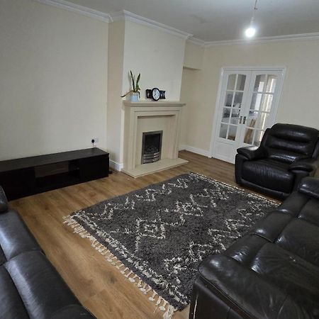 Entire Three Bedroom House In Бирмингем Экстерьер фото