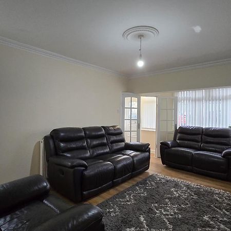 Entire Three Bedroom House In Бирмингем Экстерьер фото